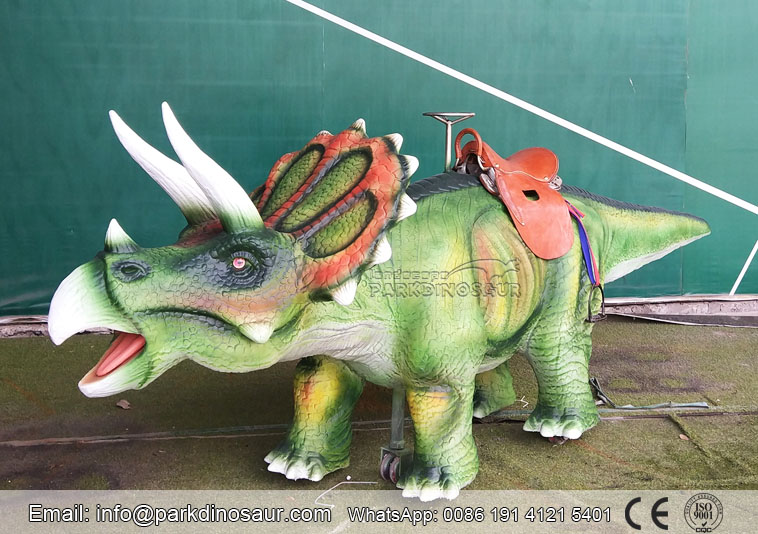Dinosaurio caminando animatronic monta Triceratops